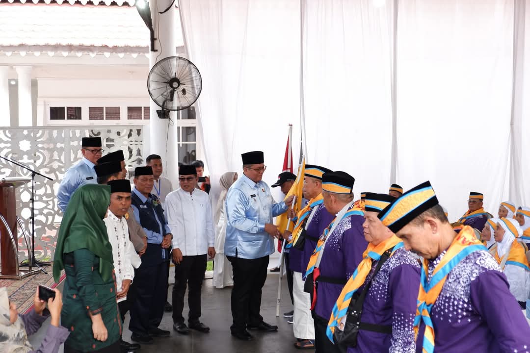 Wabup Ahmad Fadli saat melepas calon haji Tanah Datar menunju tanah suci.